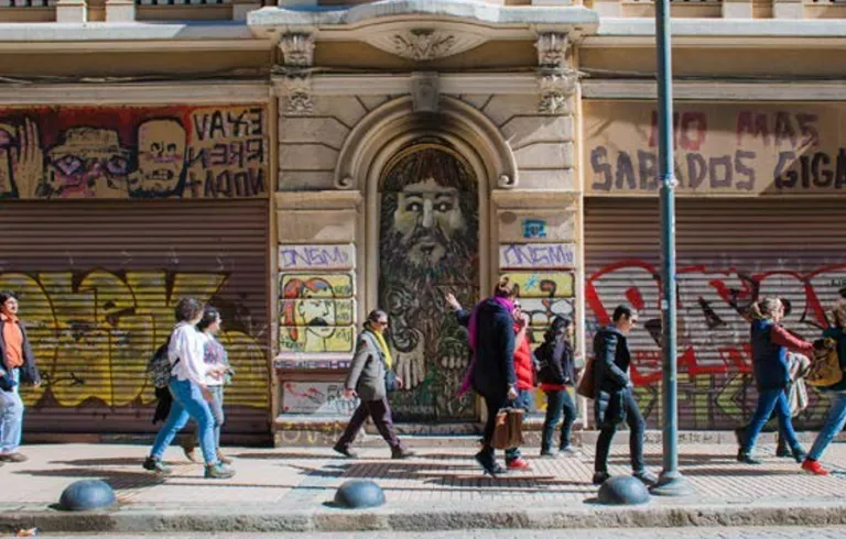 DERIVAS URBANAS / PASEAR LAS MEMORIAS DEL VECINDARIO